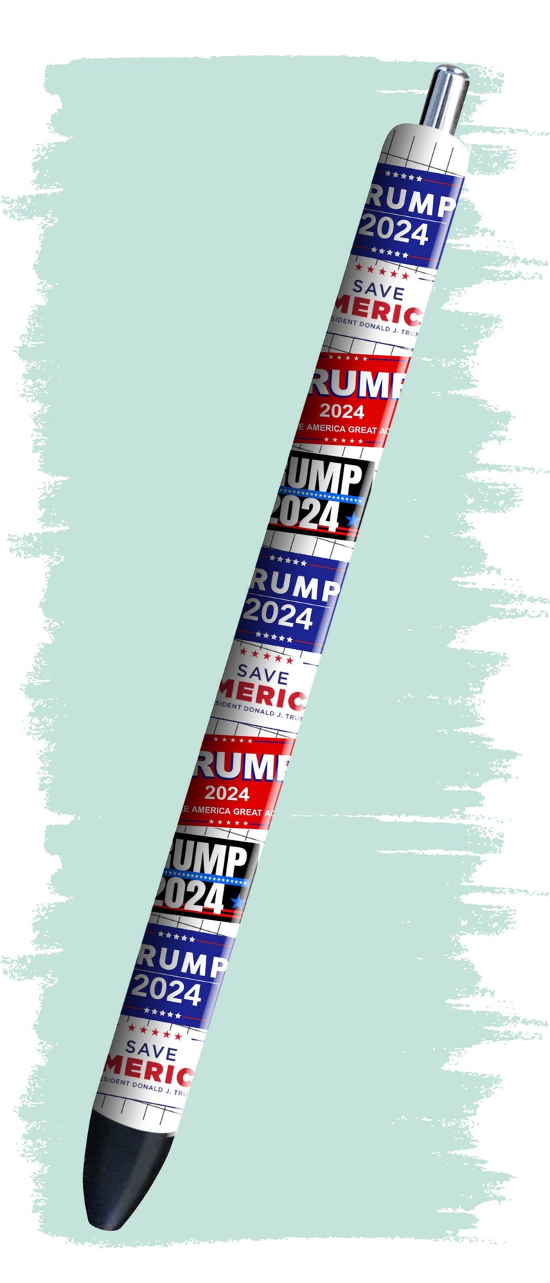 Pu&ograve; includere: Una penna nera e argentata con diversi adesivi rossi, bianchi e blu. Gli adesivi presentano il testo "Trump 2024" e "Save America".