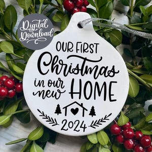 Premier Noël dans notre nouvelle maison SVG PNG | Nouvelle maison 2024 svg | Premier Noël à la maison 2024 svg | Notre première maison 2024 svg | Svg de Noël 2024