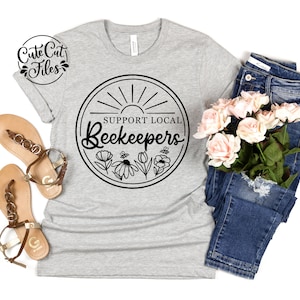 Apoie os apicultores locais SVG PNG DXF | Salve as abelhas svg | Mel svg | Camisa de apicultor svg | Abelhas e flores svg