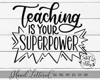 Puede incluir: Diseño de letras a mano en blanco y negro con una fuente audaz y estilizada que dice "Teaching is your superpower". El diseño está rodeado por una forma de rayo negro. El texto "Cute Cut Files" está en un círculo con un diseño floral en la parte inferior de la imagen. El texto "Hand Lettered" está en la parte inferior de la imagen con los tipos de archivo "SVG, PNG, PDF, JPG, EPS, DXF" enumerados a su lado.
