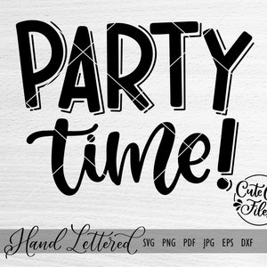 以下が含まれることがあります： 「Party time!」という文字が手書きで書かれた白黒のデザイン。右下に「Cute Cut Files」という小さなロゴがある。デザインは木目調の背景になっている。