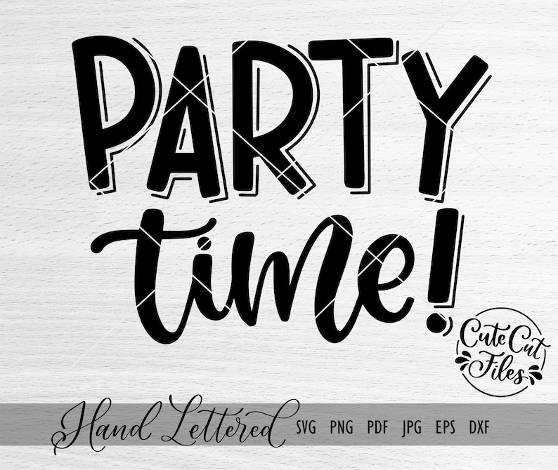 以下が含まれることがあります： 「Party time!」という文字が手書きで書かれた白黒のデザイン。右下に「Cute Cut Files」という小さなロゴがある。デザインは木目調の背景になっている。