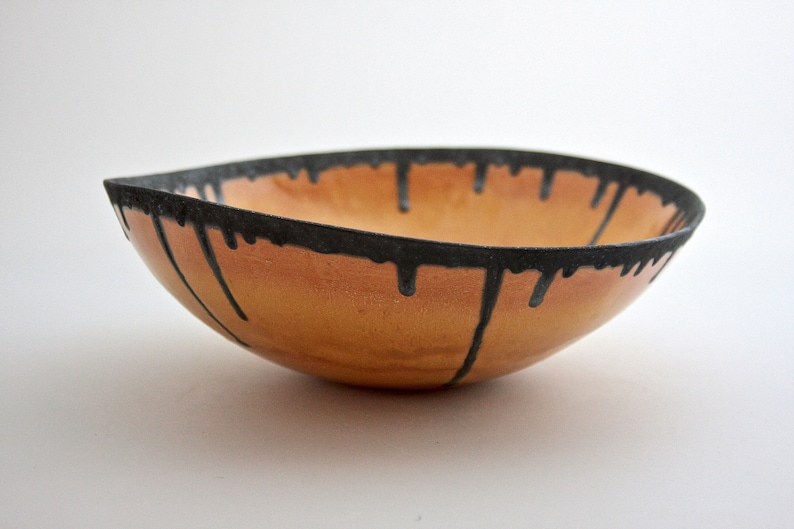 HandBuiltCeramicBowl ContemporaryCeramics DecorativeCeramics ArtisticServingBowl CeramicSaladBowl VibrantOrangePottery UniquePotteryBowl imagem 1