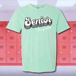 Vibraciones de la Clase 2026: ¡Celebra tu último año con estilo! Último año, Diseño personalizado, Color cómodo, Graduación, Último año, Camiseta de último año, Camisa de último año imagen 8