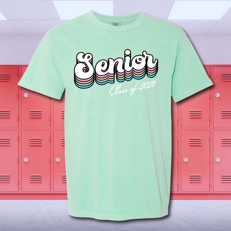 Vibraciones de la Clase 2026: ¡Celebra tu último año con estilo! Último año, Diseño personalizado, Color cómodo, Graduación, Último año, Camiseta de último año, Camisa de último año imagen 8