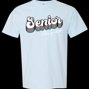 Vibraciones de la Clase 2026: ¡Celebra tu último año con estilo! Último año, Diseño personalizado, Color cómodo, Graduación, Último año, Camiseta de último año, Camisa de último año imagen 5