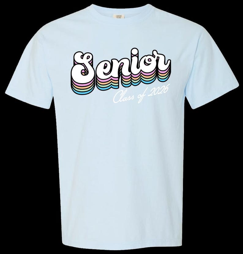 Vibraciones de la Clase 2026: ¡Celebra tu último año con estilo! Último año, Diseño personalizado, Color cómodo, Graduación, Último año, Camiseta de último año, Camisa de último año imagen 5