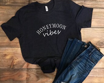 Camiseta Honeymoon Vibes: Regalo para la fiesta nupcial