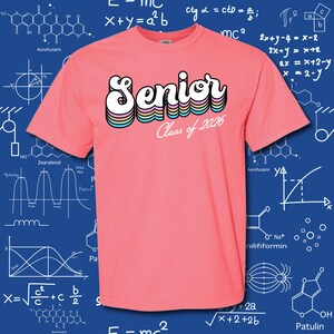 Vibraciones de la Clase 2026: ¡Celebra tu último año con estilo! Último año, Diseño personalizado, Color cómodo, Graduación, Último año, Camiseta de último año, Camisa de último año imagen 1