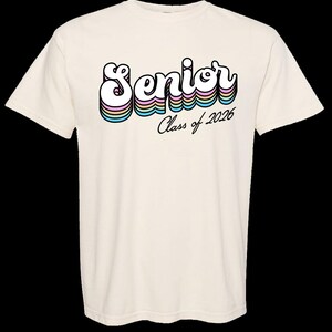 Vibraciones de la Clase 2026: ¡Celebra tu último año con estilo! Último año, Diseño personalizado, Color cómodo, Graduación, Último año, Camiseta de último año, Camisa de último año imagen 7