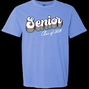 Vibraciones de la Clase 2026: ¡Celebra tu último año con estilo! Último año, Diseño personalizado, Color cómodo, Graduación, Último año, Camiseta de último año, Camisa de último año imagen 6