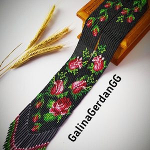 Ukrainskt germanskt halsband – Handgjort pärlhalsband – Röda rosor – Folksmycken – Boho etniskt uttalande – Present till henne
