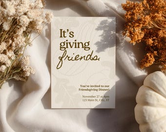 Op de afbeelding: Een rechthoekige uitnodigingskaart met een crèmekleurige achtergrond en een subtiel patroon van bladeren en pompoenen. De tekst luidt: It's giving friends. You're invited to our Friendsgiving Dinner! November 27 at 4pm, 123 Main St, City, ST.