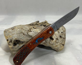 Coltello personalizzato Case XX Sod Buster modello 3138 con lama in acciaio al carbonio - Legno di sangue personalizzato con intarsi turchesi e incisioni sulla lama