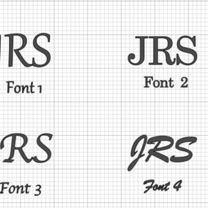 Pu&ograve; includere: Quattro diversi stili di carattere che mostrano le iniziali "JRS" sono mostrati su uno sfondo a griglia. Ogni stile &egrave; etichettato "Font" seguito da un numero, mostrando variazioni nel design delle lettere per la personalizzazione.