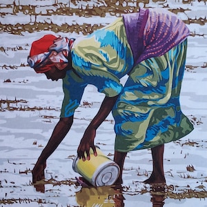 Riproduzione da cartolina di un dipinto acrilico raffigurante una donna di Zanzibari che raccoglie molluschi con la bassa marea.
