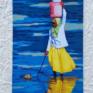 Postal de pintura acrílica que representa a una niña de Zanzíbari recolectando mariscos, 10cm X 15cm.
