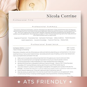 Op de afbeelding: Een cv-sjabloon met een perzikkleurige achtergrond en gouden accenten. De tekst "ATS Friendly" wordt weergegeven in een gouden kader met een witte ster aan elke kant. Het cv is voor Nicola Corrine, die hoofd Design & Marketing is.