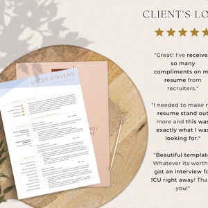 Puede incluir: Una plantilla de curr&iacute;culum con un dise&ntilde;o geom&eacute;trico azul y blanco. El texto "LACEY STEVENS Medical Assistant" est&aacute; en la parte superior de la p&aacute;gina. La plantilla de curr&iacute;culum incluye secciones para "Contact Info", "Profile", "Professional Experience", "Education", "Skills & Experience" y "Awards & Recognition". El texto "CLIENT'S LOVE" est&aacute; en la parte superior de la p&aacute;gina con cinco estrellas y tres testimonios de clientes.