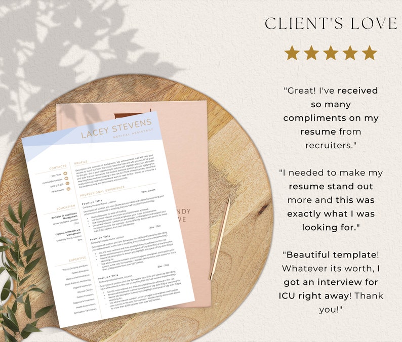 Puede incluir: Una plantilla de curr&iacute;culum con un dise&ntilde;o geom&eacute;trico azul y blanco. El texto "LACEY STEVENS Medical Assistant" est&aacute; en la parte superior de la p&aacute;gina. La plantilla de curr&iacute;culum incluye secciones para "Contact Info", "Profile", "Professional Experience", "Education", "Skills & Experience" y "Awards & Recognition". El texto "CLIENT'S LOVE" est&aacute; en la parte superior de la p&aacute;gina con cinco estrellas y tres testimonios de clientes.