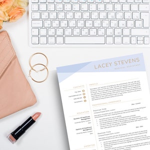 Puede incluir: Una plantilla de curr&iacute;culum vitae azul claro y blanco con un acento dorado. El curr&iacute;culum es para Lacey Stevens, Asistente M&eacute;dico. El curr&iacute;culum incluye informaci&oacute;n de contacto, educaci&oacute;n, experiencia profesional y experiencia.