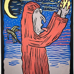 Puede incluir: Una figura vestida con una túnica roja y una nariz larga alcanza un orbe amarillo con una luna creciente en el fondo. La figura se encuentra sobre un fondo a rayas azul y blanco con estrellas amarillas.