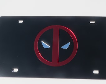 Matrícula acrílica con diseño de Deadpool en Black Mirror, efecto 3D, cortada con láser.