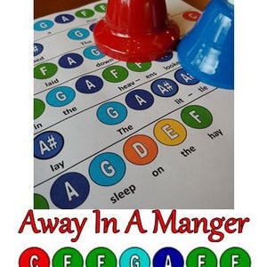 Könnte beinhalten: Druckbare Handglocken-Diagramme für das Lied "Away in a Manger". Die Diagramme zeigen Noten und Texte, mit einer roten und blauen Handglocke oben. Die Noten sind farbcodiert mit grünen, blauen, roten und orangen Kreisen.