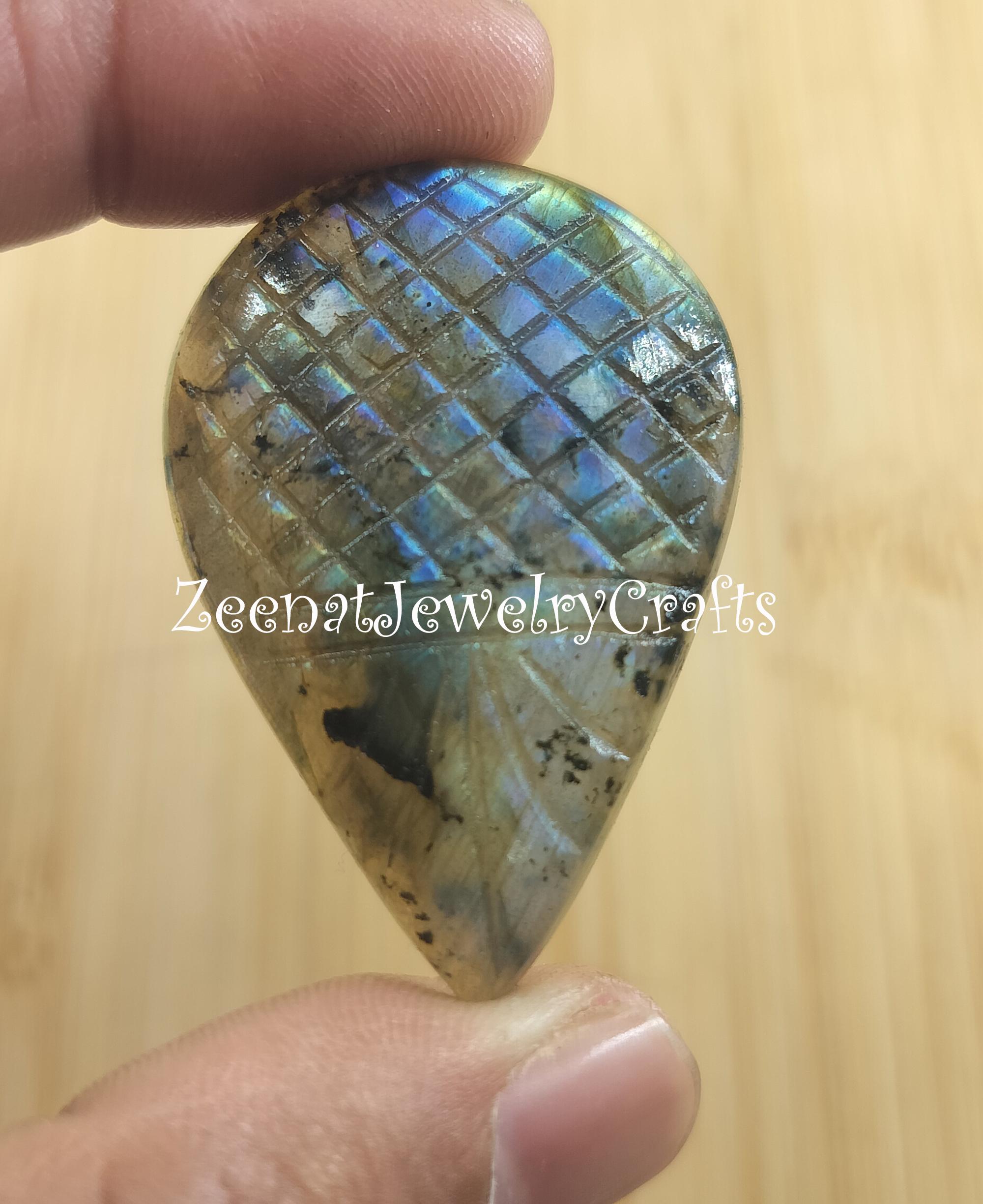 彫刻されたペアラブラドライトカボション：華やかなレインボー