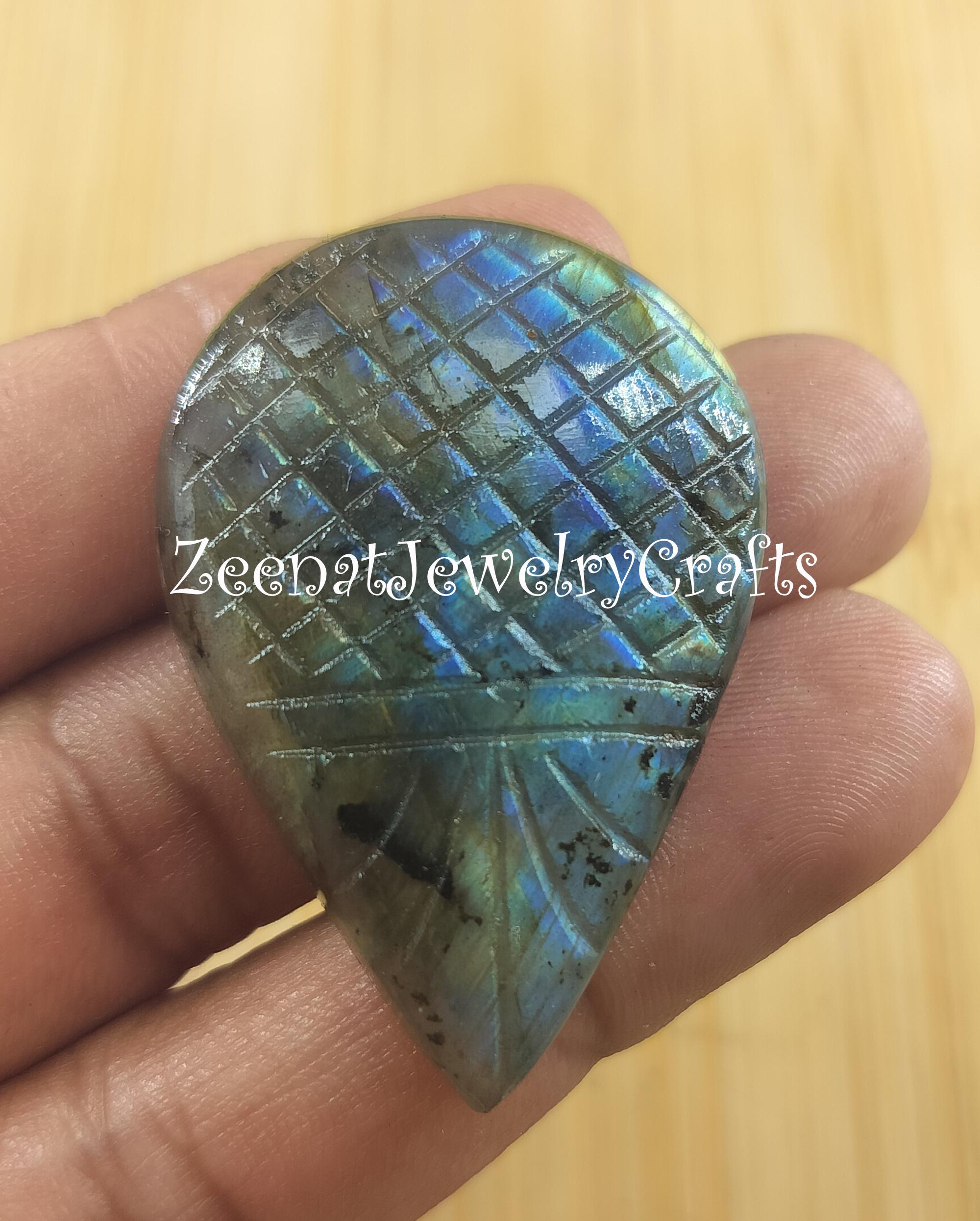 彫刻されたペアラブラドライトカボション：華やかなレインボー