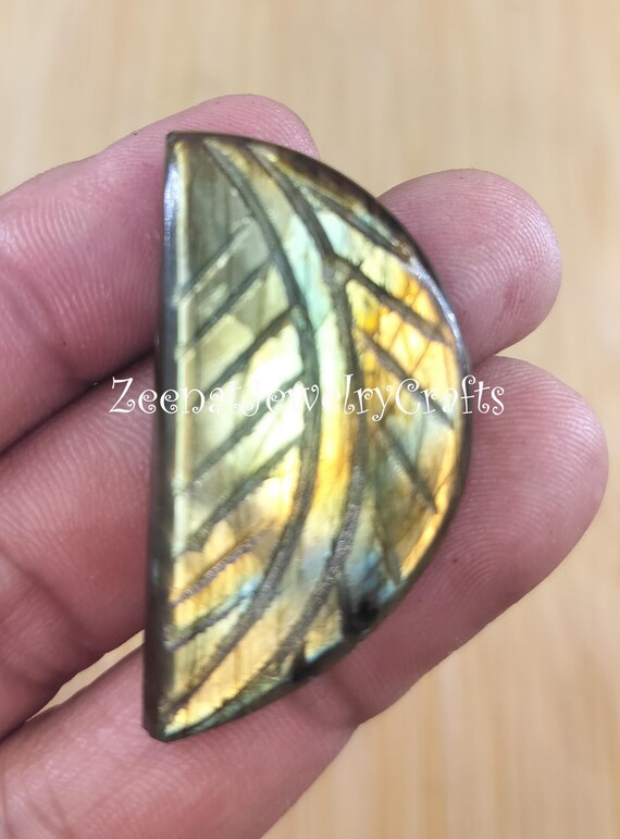Cabochon En Labradorite Naturelle Sculpté à La Main - 48 Mm - Effet Flash Bleu - Non Traitée - 72,65 Carats - IshtarGems