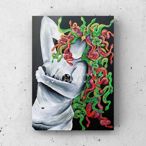 Könnte beinhalten: Acrylbild einer Figur mit Medusa-ähnlichem Haar. Die Figur ist in Graustufen gehalten, das Haar in leuchtenden Grün-, Rot- und Goldtönen. Das Kunstwerk befindet sich auf schwarzem Hintergrund und trägt die Signatur des Künstlers.