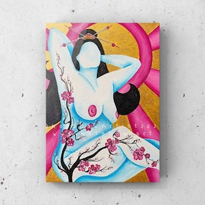 Könnte beinhalten: Ein künstlerisches Gemälde einer nackten Figur mit blauer Haut, verziert mit Kirschblütenzweigen. Der Hintergrund zeigt ein goldenes Sonnenstrahlendesign mit rosa Akzenten. Die Figur hat schwarzes Haar und eine dekorative Kopfbedeckung.