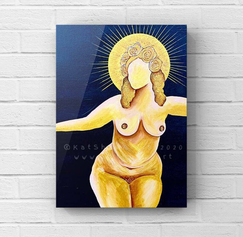K&ouml;nnte beinhalten: Ein Gem&auml;lde einer nackten Frau mit einem goldenen Heiligenschein und einer Rosenkrone. Die Frau steht mit ausgestreckten Armen da, und ihr K&ouml;rper ist in goldener Farbe gemalt. Der Hintergrund ist dunkelblau.