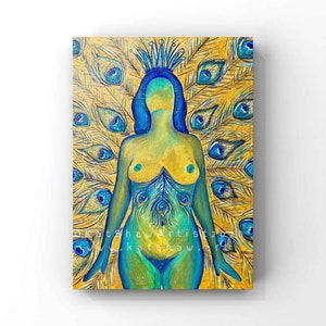 Könnte beinhalten: Ein lebendiges Gemälde einer Figur mit blauer Krone und Körper, verziert mit Pfauenfedermustern. Das Kunstwerk hat einen goldenen Hintergrund mit blauen und grünen Akzenten, was einen auffälligen visuellen Effekt erzeugt. Der Name des Künstlers ist unten sichtbar.