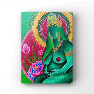 Könnte beinhalten: Lebendiges Gemälde einer schwangeren Figur in Grüntönen, geschmückt mit Goldschmuck und einer Krone. Das Kunstwerk zeigt einen rosa-goldenen Heiligenschein, Lotusblumen und den Text "katshawArtist2020". Das Gemälde hat einen grünen Hintergrund.