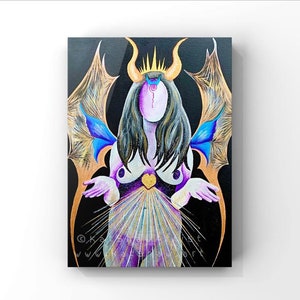 Könnte beinhalten: Originalgemälde auf schwarzem Hintergrund. Das Kunstwerk zeigt eine stilisierte Figur mit langen schwarzen Haaren, einer Krone und goldenen Hörnern. Die Figur hat goldene Flügel und eine herzförmige Brust. Die Figur trägt ein lila Kleid.