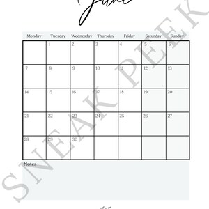 Peut inclure: Un calendrier imprimable de juin avec un design simple. Le calendrier a un fond bleu clair avec du texte et des chiffres noirs. Les jours de la semaine sont list&eacute;s en haut, et les chiffres de 1 &agrave; 30 sont list&eacute;s en rang&eacute;es en dessous. Le mot "juin" est &eacute;crit en cursive en haut du calendrier.