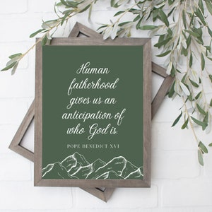 Puede incluir: Una impresión enmarcada verde con una cita blanca que dice "La paternidad humana nos da una anticipación de quién es Dios. Papa Benedicto XVI" con una ilustración de cordillera blanca en la parte inferior.