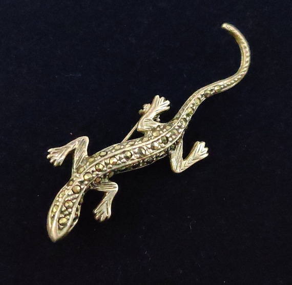 Gecko brooch deals