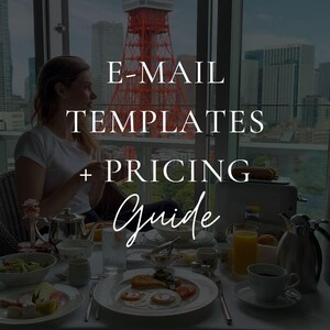 Può includere: Un tavolo per la colazione con vista su una torre rossa e palazzi. L'immagine include piatti di cibo, una donna e il testo "E-MAIL TEMPLATES + PRICING Guide".