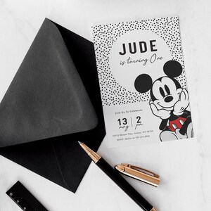 Puede incluir: Una invitaci&oacute;n a una fiesta de cumplea&ntilde;os en blanco y negro con un fondo de lunares blancos y negros. La invitaci&oacute;n presenta una imagen de dibujos animados de Mickey Mouse y el texto "JUDE cumple un a&ntilde;o". La invitaci&oacute;n tambi&eacute;n incluye la fecha "13 de mayo" y la hora "2 pm".