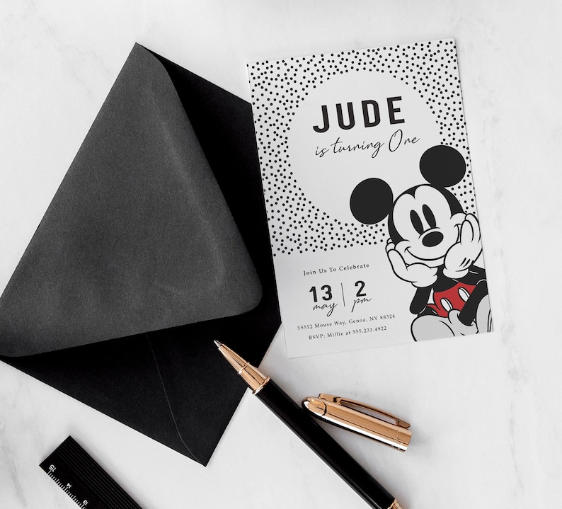 Puede incluir: Una invitaci&oacute;n a una fiesta de cumplea&ntilde;os en blanco y negro con un fondo de lunares blancos y negros. La invitaci&oacute;n presenta una imagen de dibujos animados de Mickey Mouse y el texto "JUDE cumple un a&ntilde;o". La invitaci&oacute;n tambi&eacute;n incluye la fecha "13 de mayo" y la hora "2 pm".