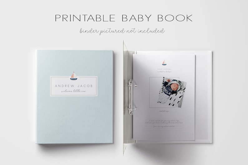 Op de afbeelding: Een blauwe babyboekbinder met een zeilbootgrafiek en de tekst "ANDREW JACOB welcome little one". De binder is open op een pagina met een foto van een baby en de tekst "YOUR ARRIVAL  memories for life".