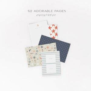 Op de afbeelding: Een set van 52 afdrukbare pagina's voor een baby-herinneringsalbum. De pagina's hebben een nautisch thema met ankers, sterren, vuurtorens en andere nautische symbolen. De pagina's zijn in tinten blauw, rood en beige.