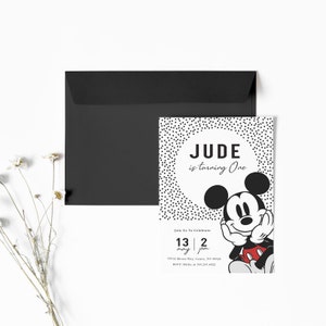 Puede incluir: Invitaci&oacute;n de cumplea&ntilde;os en blanco y negro con un personaje de dibujos animados de Mickey Mouse. La invitaci&oacute;n dice "JUDE is turning One" e incluye la fecha "13 May 2 pm".