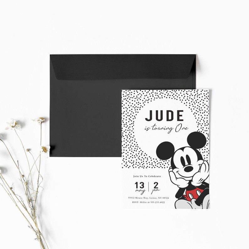 Puede incluir: Invitaci&oacute;n de cumplea&ntilde;os en blanco y negro con un personaje de dibujos animados de Mickey Mouse. La invitaci&oacute;n dice "JUDE is turning One" e incluye la fecha "13 May 2 pm".