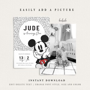 Puede incluir: Una invitaci&oacute;n imprimible en blanco y negro con un personaje de dibujos animados de Mickey Mouse. La invitaci&oacute;n dice "Jude cumple un a&ntilde;o" e incluye una fecha y hora para el evento. La invitaci&oacute;n tiene un fondo de lunares.