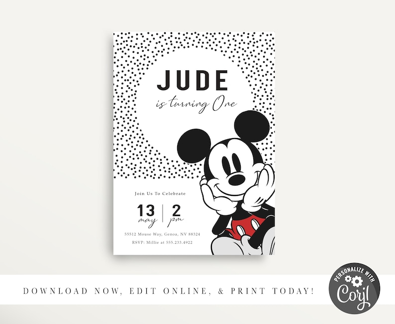 Puede incluir: Una invitaci&oacute;n imprimible en blanco y negro con un personaje de dibujos animados de Mickey Mouse. La invitaci&oacute;n dice "JUDE cumple un a&ntilde;o" e incluye la fecha "13 de mayo, 2 pm".