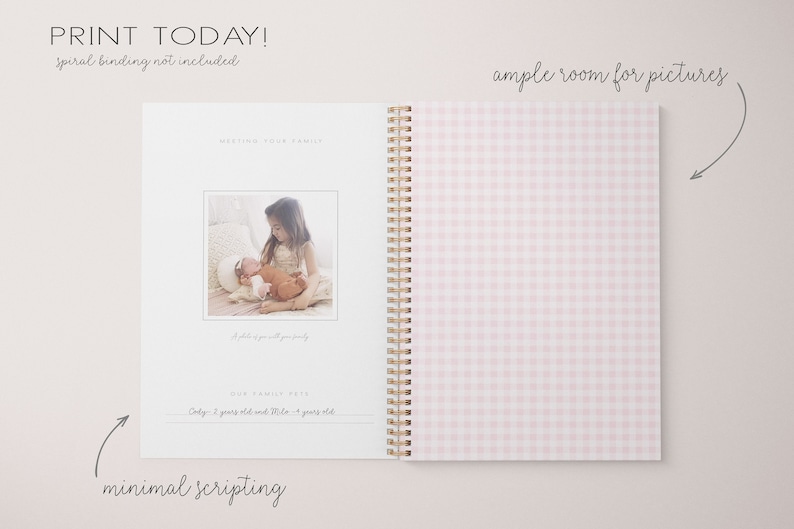 Op de afbeelding: Een roze en wit geruit notitieboek met een gouden spiraalbinding. De voorkant heeft een foto van een jong meisje dat een baby vasthoudt. De tekst "Meeting Your Family" is op de voorkant gedrukt. De tekst "PRINT TODAY!" en "spiral binding not included" is bovenaan de pagina gedrukt. De tekst "ample room for pictures" is rechts op de pagina gedrukt. De tekst "minimal scripting" is links op de pagina gedrukt.